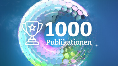 Logo mit der Zahl 1000 Publikationen vor digitalem Hintergrund in Deutsch.